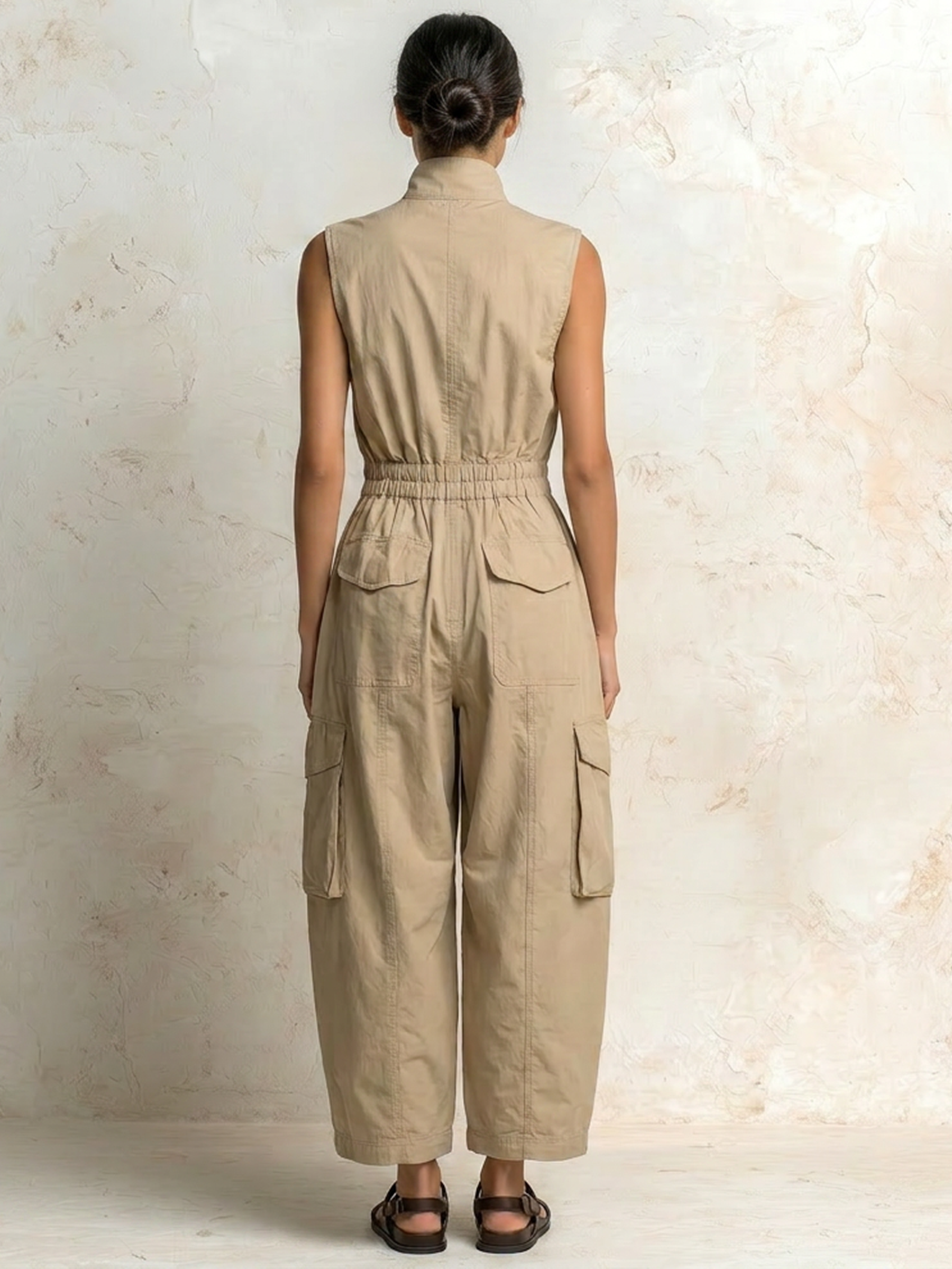 Elisabetta | Tuta senza maniche in twill di cotone beige con tasche cargo