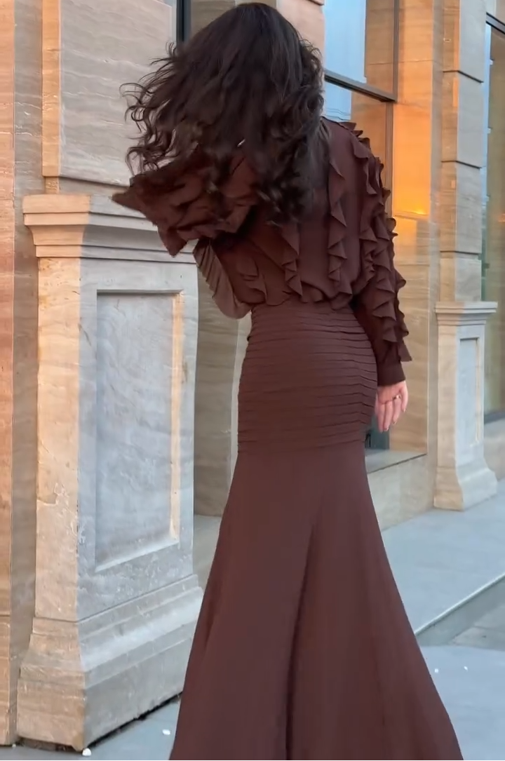 Patrizia | Top a maniche lunghe con volant marrone e gonna maxi a sirena a coste - set due pezzi