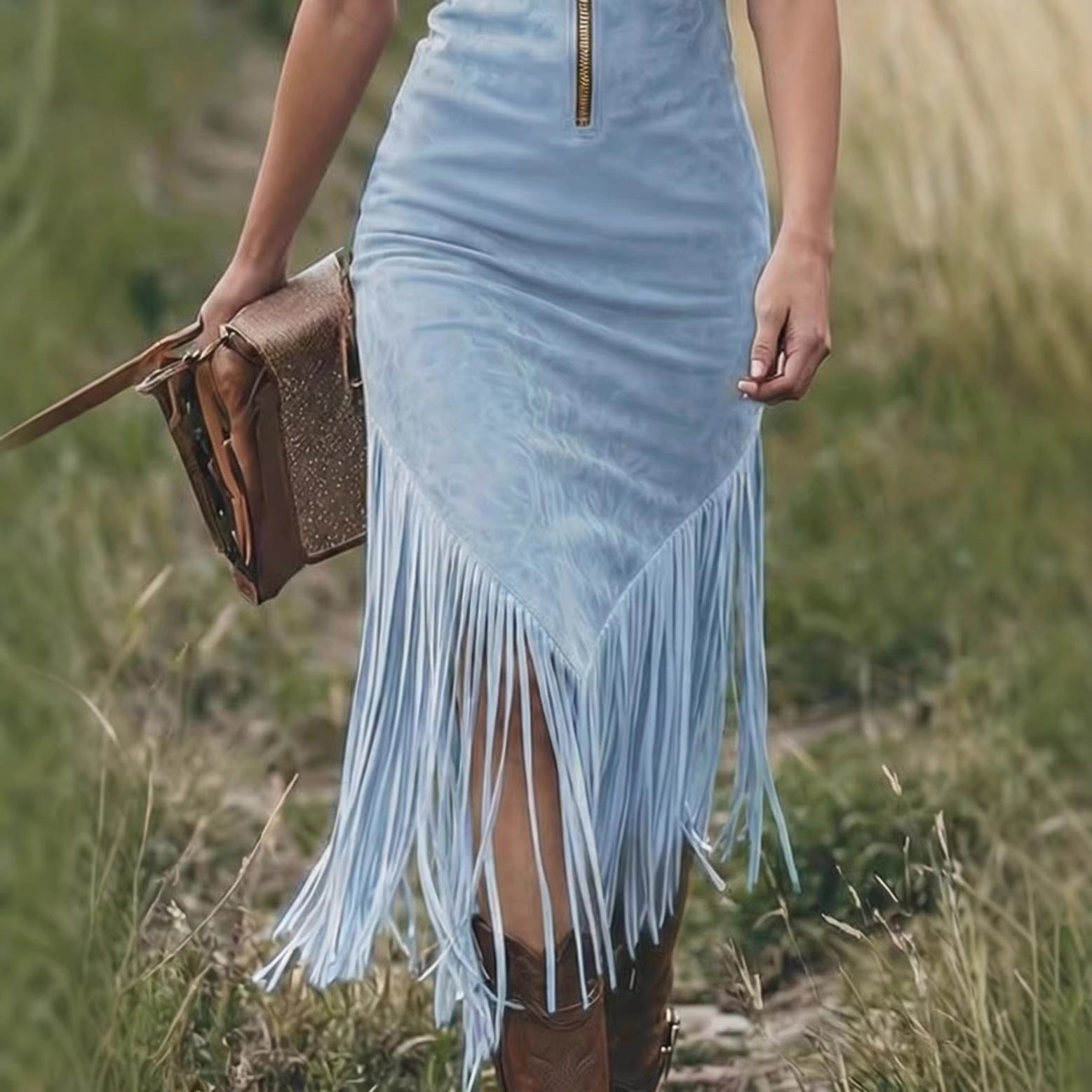 Fiorella | Vestido midi de ante con flecos: el estilo *Western chic* se une a un toque moderno.