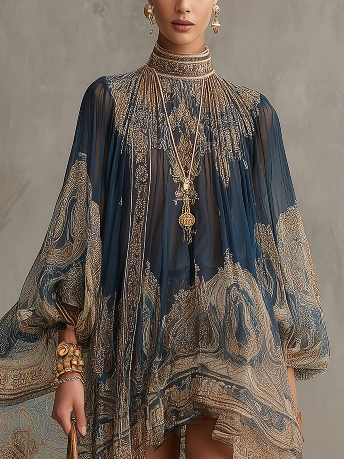 Sherazade - Vestito mini in chiffon blu navy con stampa barocca, colletto alto e orlo irregolare