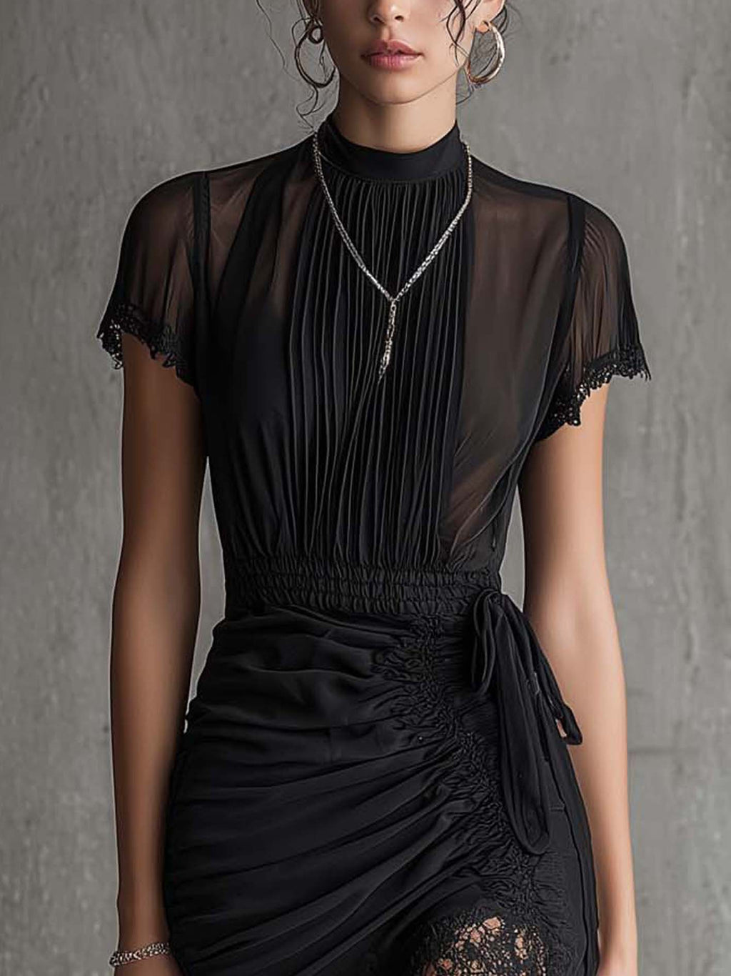 Lucrezia - Vestito mini nero in chiffon plissettato in vita, con bordo in pizzo