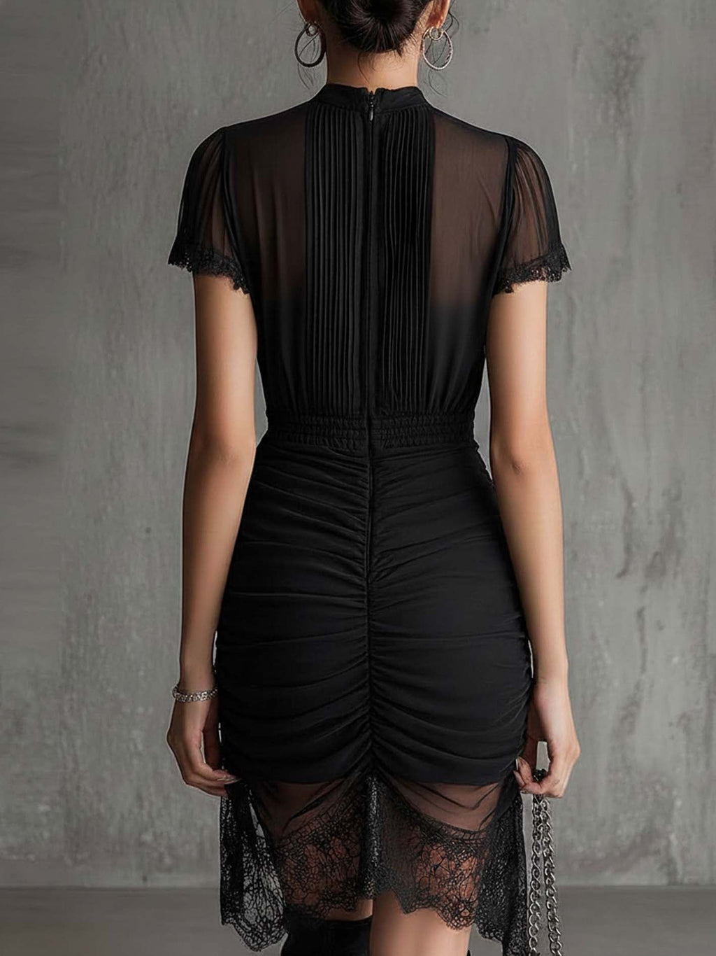 Lucrezia | Vestito mini nero in chiffon plissettato in vita, con bordo in pizzo