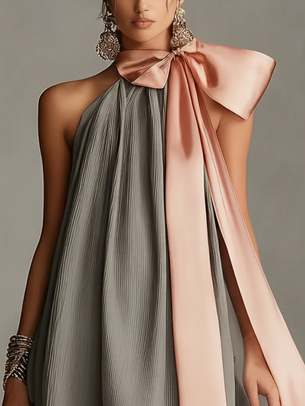 Doriana | Vestito mini grigio con scollo all'americana, fiocco in raso e bordi in pizzo